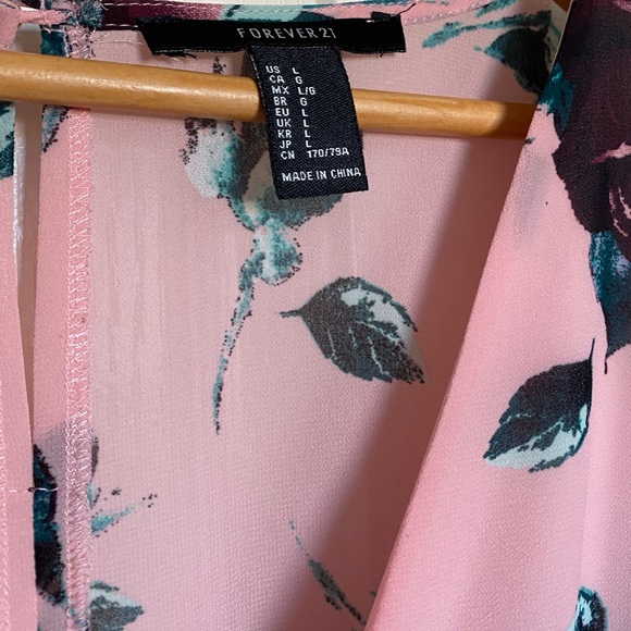 FOREVER 21 - Picture 4 of 5